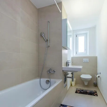 Kaya 2a - Downtown 2br With Balcony *