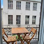 Kaya 2a - Downtown 2br With Balcony