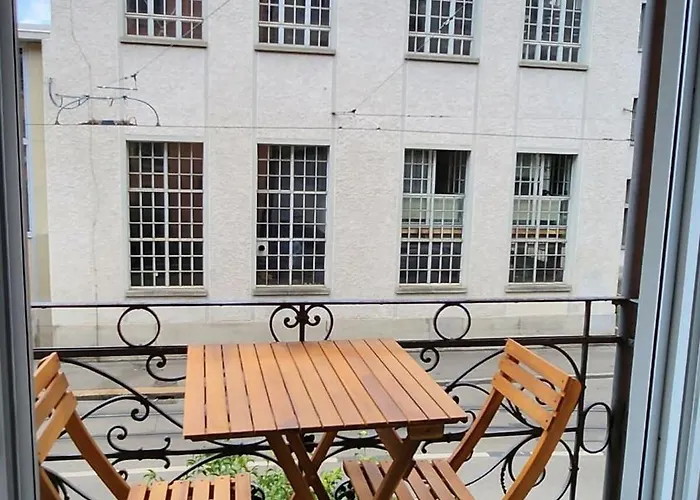 Kaya 2a - Downtown 2br With Balcony