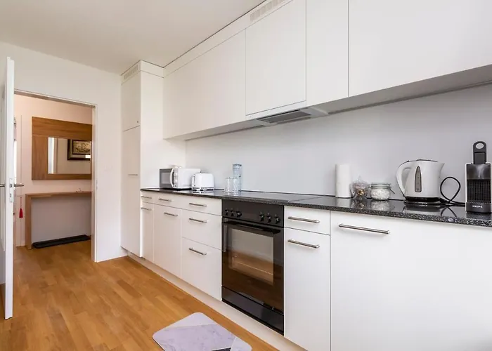 Kaya 2a - Downtown 2br With Balcony