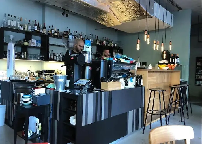 Kaya 2a - Downtown 2br With Balcony *