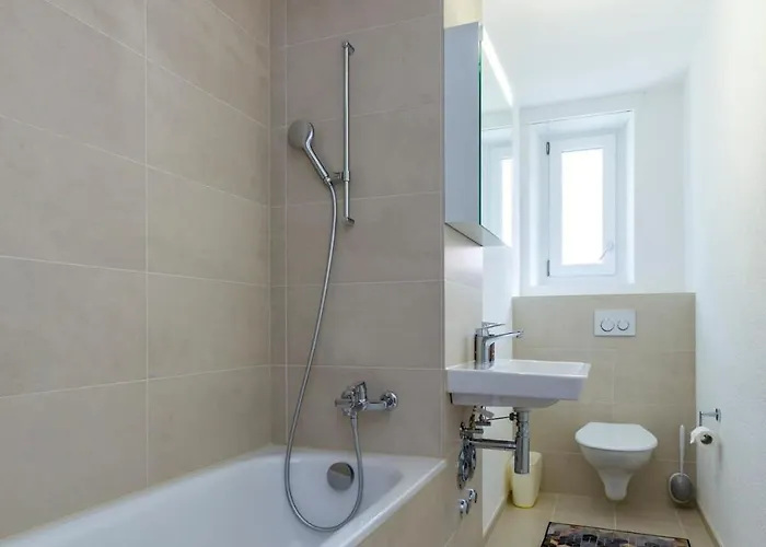 Kaya 2a - Downtown 2br With Balcony *